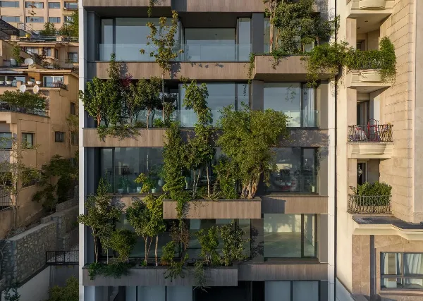 Jardineras integradas en balcones y niveles de fachada